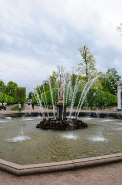 在彼得宮城公園（圣彼得堡；俄羅斯）