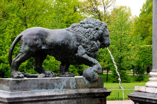 在Petergof公園的噴泉。獅子噴泉