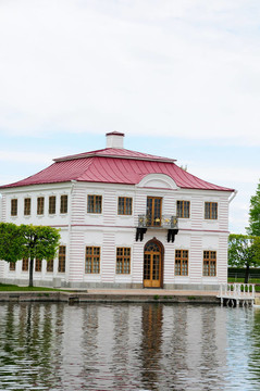 在Petergof公園宮馬力
