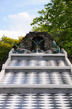 在Petergof公園的噴泉。棋盤山瀑布