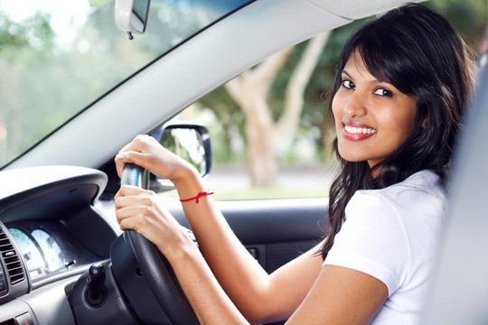 年輕的女人駕駛汽車