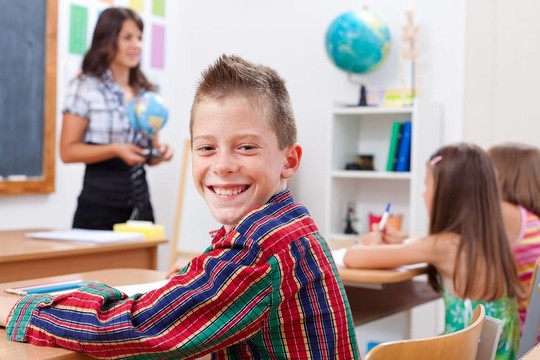 學校里的快樂的小男孩