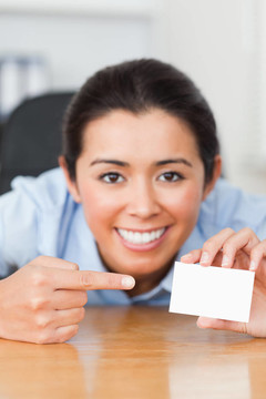 漂亮的女人展示她的名片