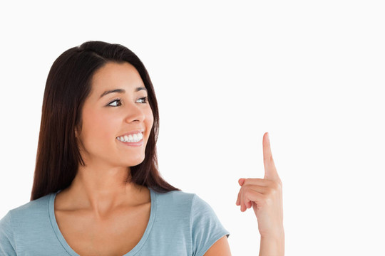 一個(gè)美麗的女人指著一個(gè)復(fù)制空間的畫(huà)像