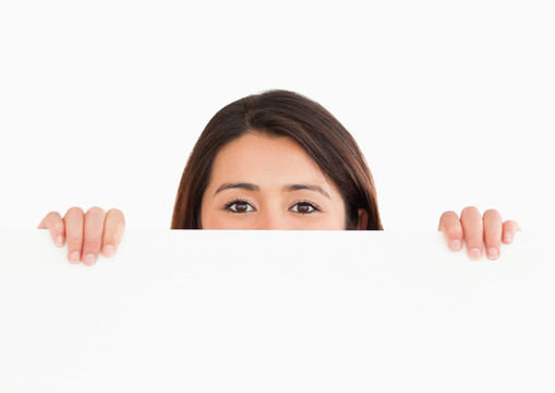 可愛(ài)的女人躲在一個(gè)板