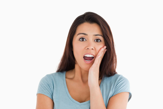 一個(gè)驚訝的女人站的肖像