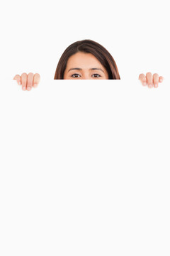 有魅力的女人，躲在一個板