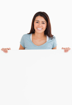 有吸引力的女人拿著一個板