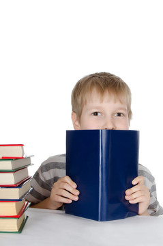 男孩讀著白色的書