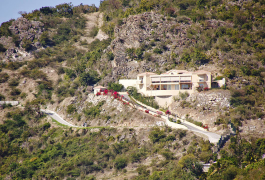 熱帶山坡上的豪華住宅