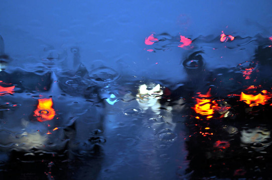 在黃昏下雨的交通
