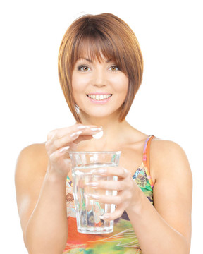 女人用藥丸和一杯水