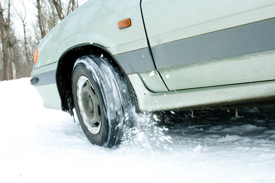 在雪的道路上的汽車