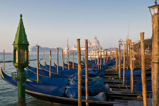 在威尼斯湖Gondolas