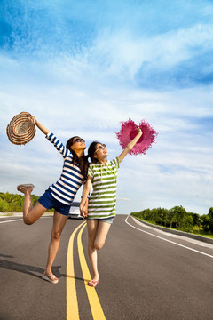 两个女孩在夏天的客场之旅上玩得很开心