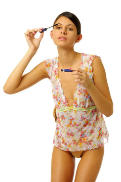 年輕美麗的女人正在化妝。