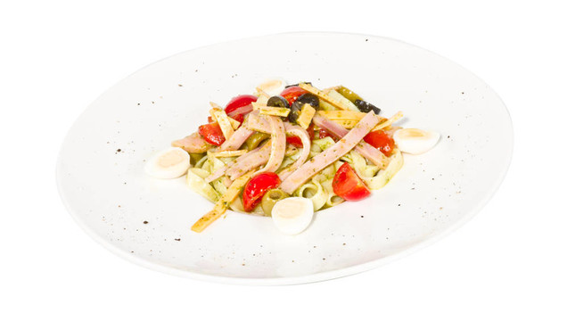 美味的面食照片（tagliatele）臘肉和西紅柿
