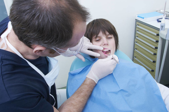男孩在牙科访问。医生的诊所