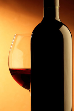 一瓶和一杯紅葡萄酒