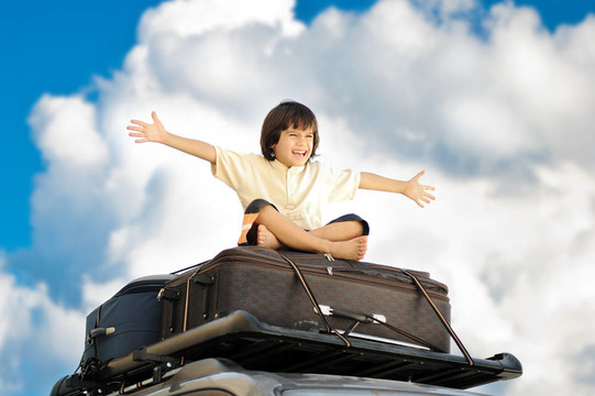 小男孩在車頂上旅行