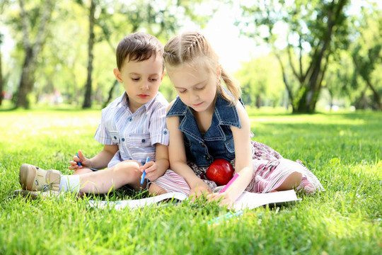 公園里的孩子們在讀一本書