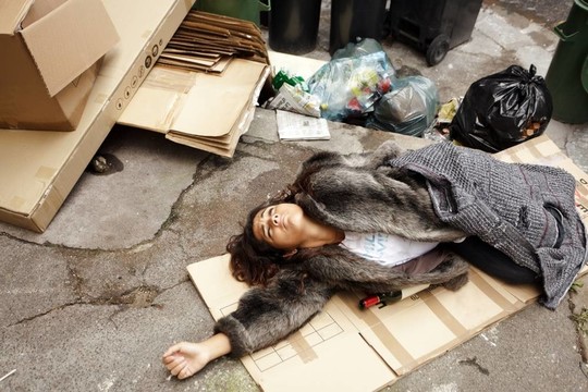 醉酒的女人躺在垃圾桶里