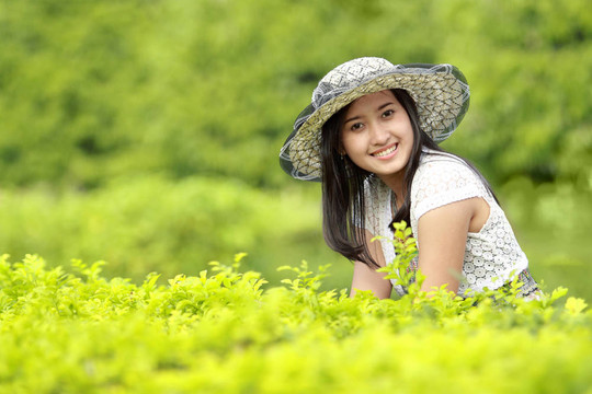 年輕的女人在花園里放松