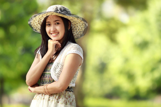 亞洲年輕女子微笑戶外