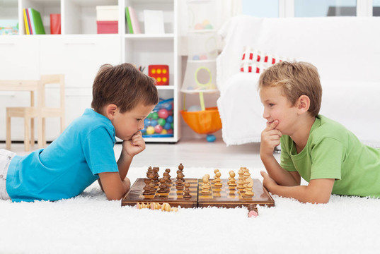 兩個男孩下棋