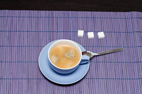 在紫色的桌子上的一杯咖啡