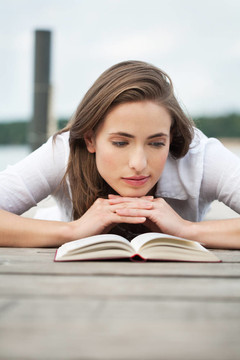 年輕的女人讀一本書