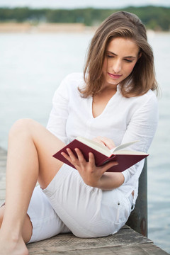 年輕的女人讀一本書(shū)