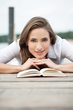年輕的女人讀一本書