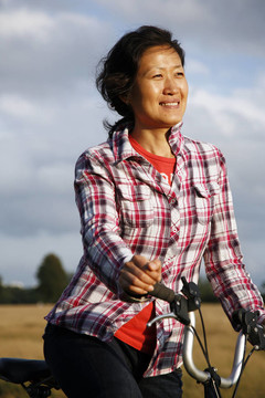 公園里的女人騎自行車