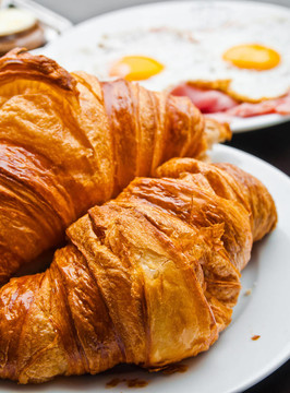 餐桌上的美味新鮮的croissan！