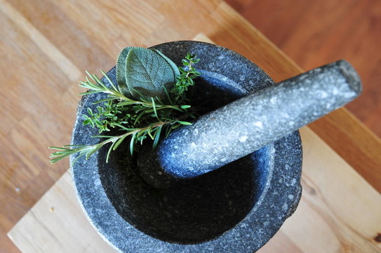 在研缽和杵藥草
