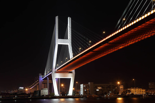 南浦橋在夜間。上海；中國