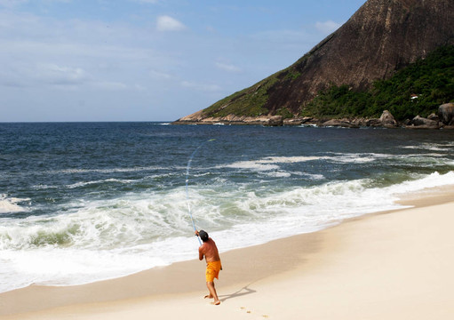 在海灘上釣魚