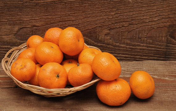 成熟的水果籃中的Tangerine夜店