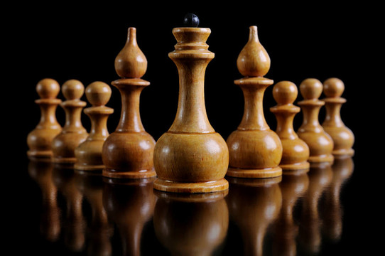 黑色背景下的國際象棋