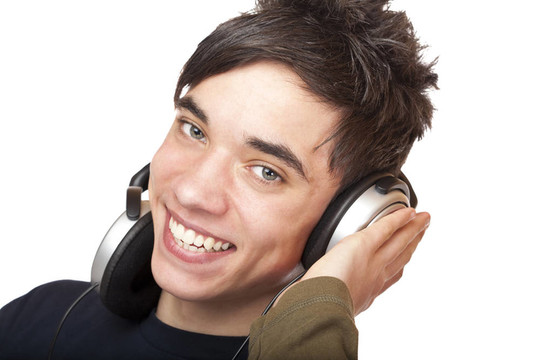 帶耳機的男青少年