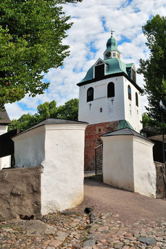 Porvoo；芬蘭。古老的石頭教堂大門(mén)和鐘樓