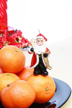 一堆橘子；Santa和圣誕裝飾