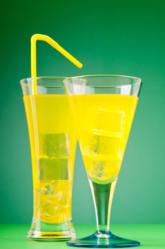 帶冰的杯子里的彩色雞尾酒
