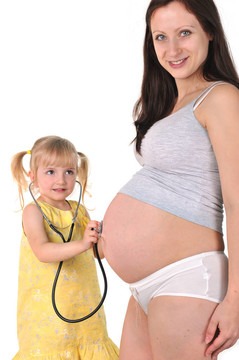 未來的母親和她的女兒。