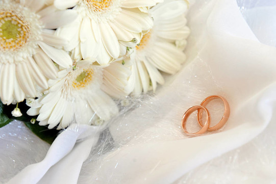白色非洲菊和結(jié)婚戒指