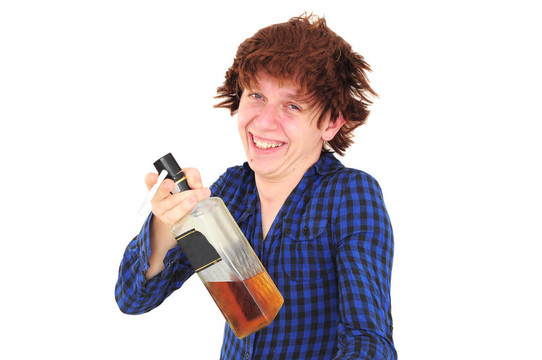 搞笑的笑醉的男人
