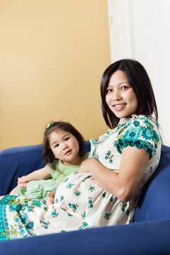 懷孕的亞洲母親和她的女兒