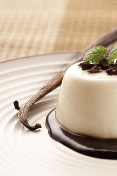 Panna Cotta用巧克力和香草豆