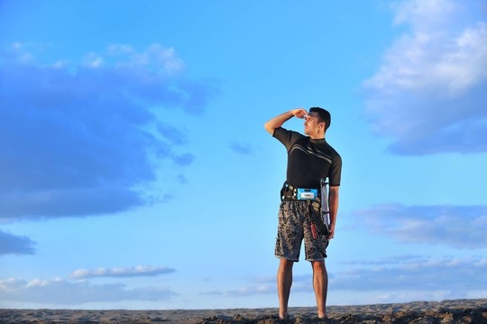 一個年輕人在海灘上的日落kitsurf肖像